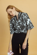 Lade das Bild in den Galerie-Viewer, Bluse "BLOESEMS"
